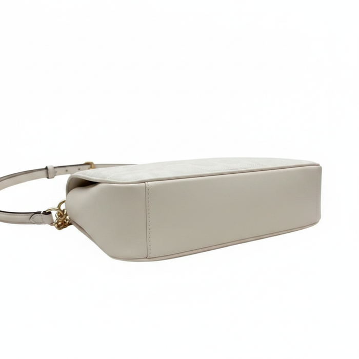 Coach Teri Shoulder Bag - Vista inferior fondo blanco